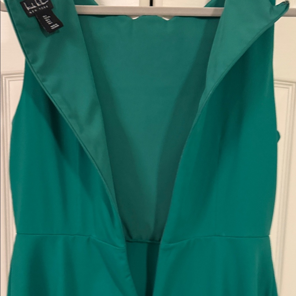 Green Shift Dress with lovely scalloped neckline. - Picture 9 of 10